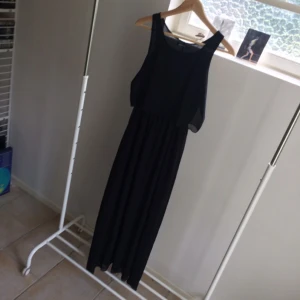  - Långklänning i svart i storlek 34. 
Använd endast en gång pga för lång för mig. 

Frakt betalas av köparen 