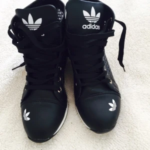  - Nästan nya svarta sportiga skor. Jag har haft dem på mig bara en gång. 