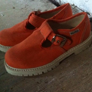  - 🔥Låga skor i retrostuk🔥

• Storlek: 38
• Märke: Bullhead
• Material: Canvas & gummi
• Skick: Provade, mycket fint skick
• Övrigt: Inga fläckar utan skuggor, liten skavank/produktionsfel - se bild 2
• Frakt: 53kr spårbart