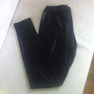  - Tajts storlek medium. Säljes billigt pga flytt. Använda men i helt okej skick! Har inga repor etc. Hela och fina. Frakt betalas av köpare och den går på runt 10-20kr. 