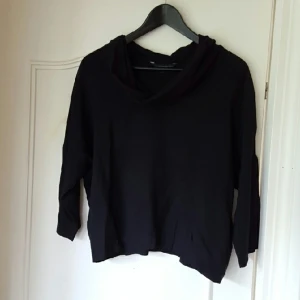  - Svart top från French Connection.
Mycket använd (passar till allt) men bra kvalitet så fortfarande fin i tyget. 