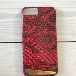  - Fint mobilskal, lite repigt på det guldiga men annars i nyskick! Rött ormmönster med guldig detalj.   