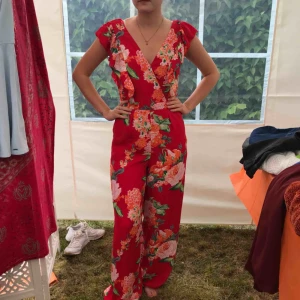  - Sååå fin byxdress❤️🌸🌼🌺 från Bik Bok. Så fin så den tyvärr bara kommit till användning två gånger! Frakt tillkommer💌