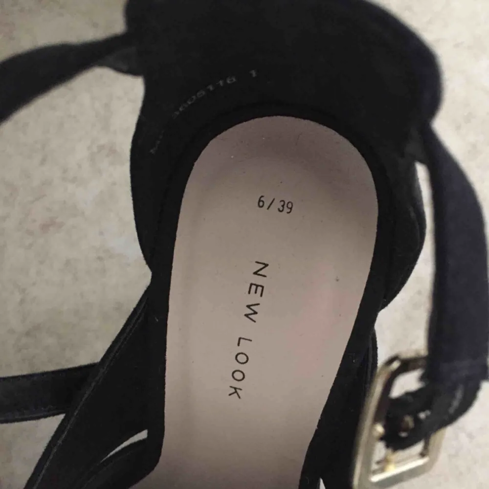 Aldrig använda 😍👡 Svarta mockaliknande skor med blockklack. Höga men bekväma! Säljer pga har ett par nästan exakt likadana till 🙈 Frakt 105 kr.. Skor.