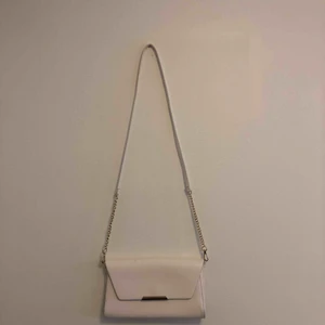  - Sjukt snygg väska! Som man kan matcha till ALLT ! Och som man även kan ha på så olika sätt, både som axelväska och som clutch😍. Använd endast 1 gång, så nästan som ny :) köparen betalar 90 kr+frakt 