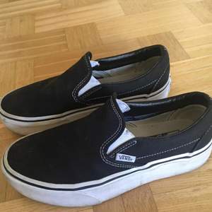 VANS: Nästan helt oanvända, endast använda ett fåtal gånger. Skorna ser lite smutsiga ut på bilden men kommer självklart tvätta av dom :) 