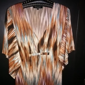  - Långklanning från Ilse Jacobsen, nypris 1800kr. Passar upp till XL!   Den sista bilden visar modellen men det  är klänningen med färgerna på första bilden som jag säljer, appen vägrar ta med hela bilden... Väldigt fint skick!  