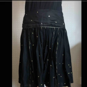  - Kjol med gulddetaljer från french connection. Den är i fint skick utan hål eller fläckar.  Personen på bilden är 172 cm.