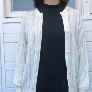  - STORLEK: 38, men fungerar för ca XS-M.  Vit flätad vintage kofta från aspa. Alla knappar sitter kvar. Den är i bra begagnat skick och har inga fläckar eller hål. Den är gjord i Tyskland.   Personen på bilden är 158 cm lång. 