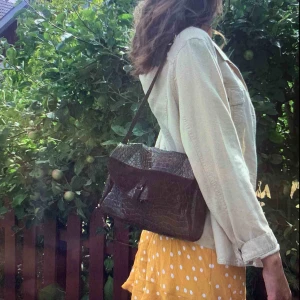  - PRIS KAN DISKUTERAS Vintage brun ormskinnsväska, köpt på American Vintage i Palma. Skickar fler bilder vid förfrågan!