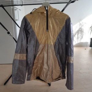  - Metallic-jacka från asos. Storlek S i "herrstorlek". Använd endast ett fåtal gånger så i mycket gott skick!