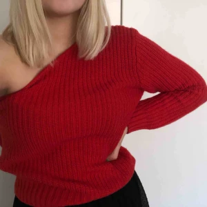  - One-shoulder tröja från Na-Kd. Aldrig använd! Strl S