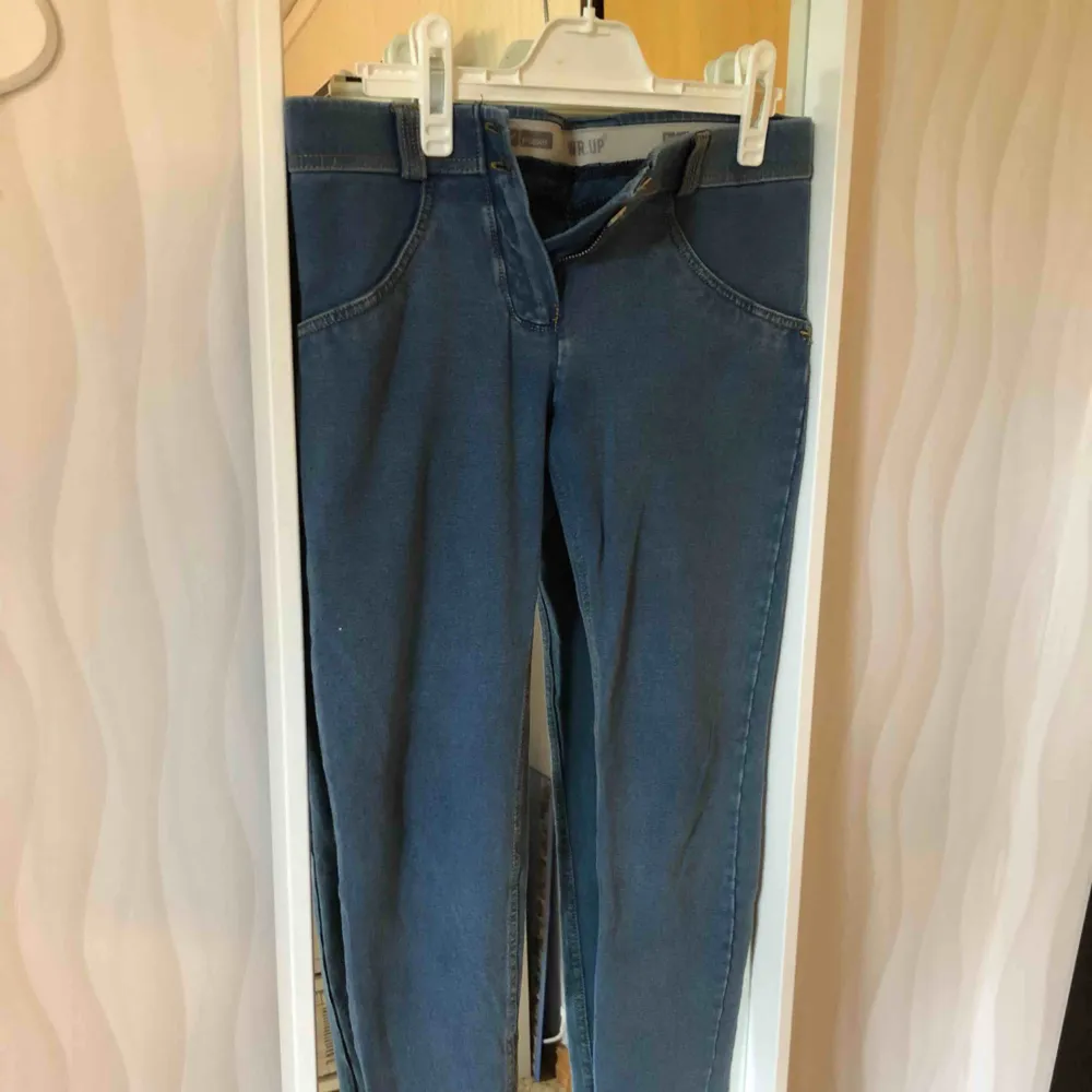 Nästan aldrig använt dessa, därav priset, köptes för 1200kr, fint skick, färgen är blå jeans färgad. Äkta Freddy pants . Jeans & Byxor.