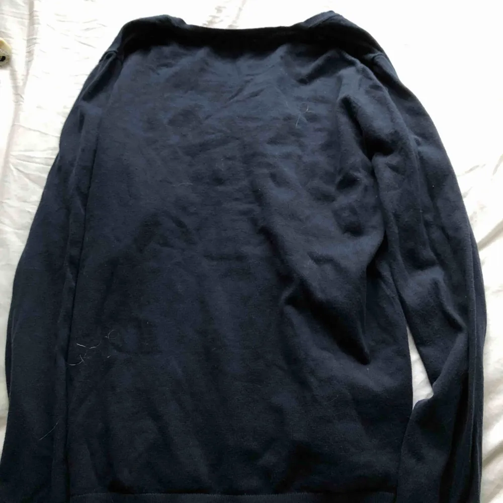 Mörkblå långärmad tröja från Tommy hilfiger. Sitter väldigt bra och är i storlek M men personligen är den mer åt S hållet.. Tröjor & Koftor.