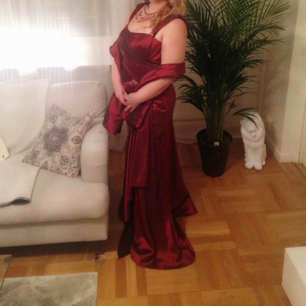 Vinröd klänning och sjal | Plick Second Hand