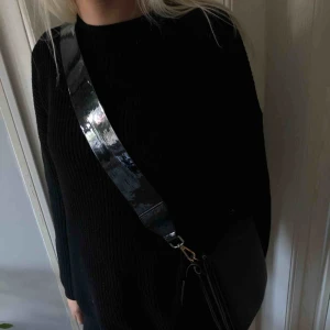  - Säljer en jättefin svart väska  , hör av er för intresse💓🦋🦋