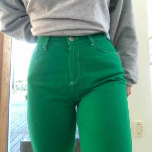  - Ballaste jeansen från urban outfitters som tyvärr inte kommer till användning. Står w 30 men skulle nog mer säga W29. Köparen står för frakt eller så möts jag upp. 