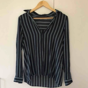  - Superfin luftig skjorta från Pull&Bear. Väldigt gott skick, endast använd en gång. Storlek small. Köparen står för frakten