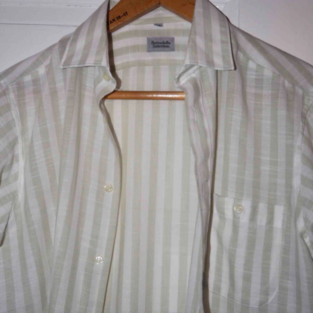 Second Hand Skjorta !  Gott skick, använd 1 gång🙏🏼🌻 (Skulle säga ungefär en storlek S/eller liten M.  . Skjortor.
