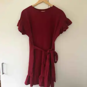 Superfin röd klänning i storlek 38 från HM. Aldrig använd, så väldigt fint skick. Köparen står för frakt