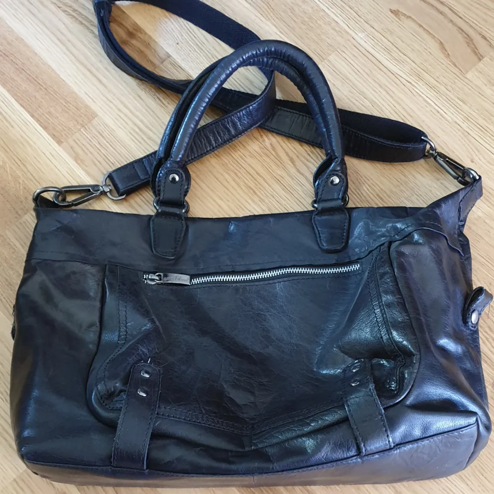 Leather purse in perfect condition. Bought a couple of years ago, used some but not much. I'm selling it because I don't want to own leather anymore,otherwise I have loved it. . Väskor.