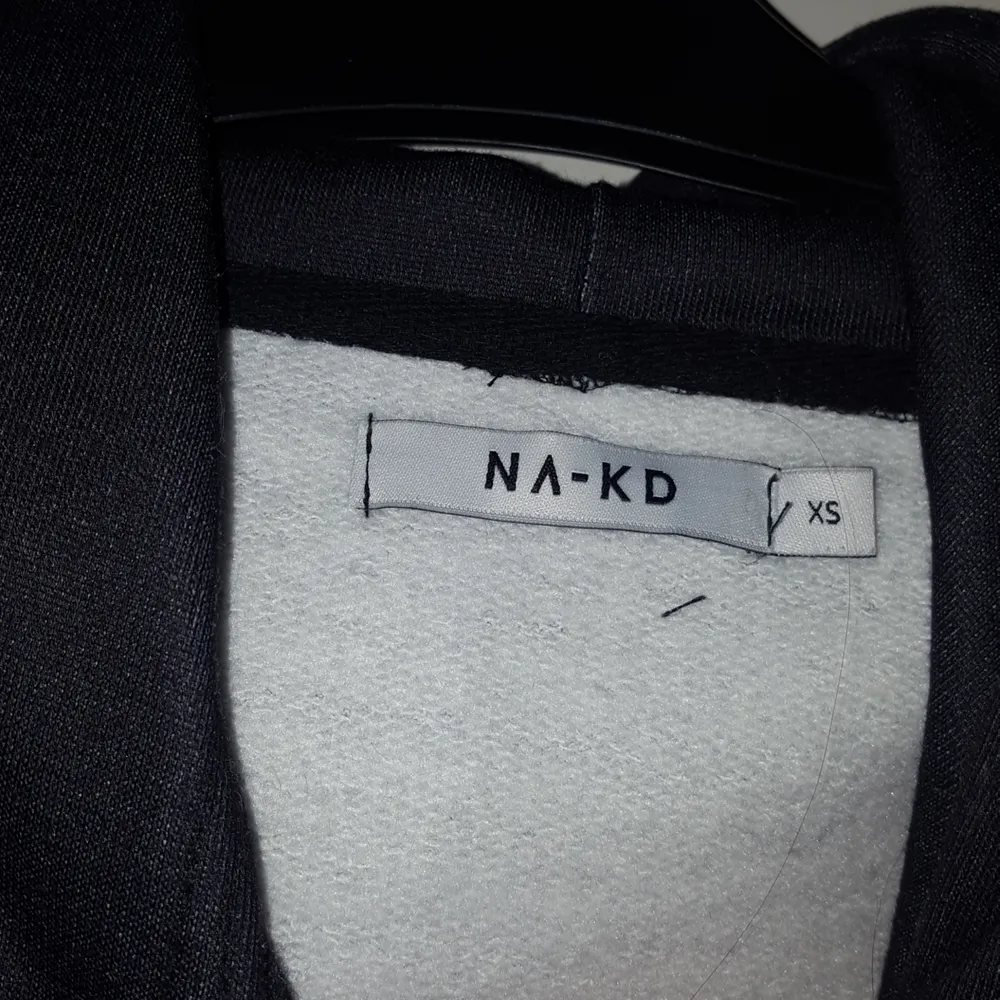 En super snygg hoodie ifrån Na-Kd! Endast använd ett fåtal gånger! Frakten ingår :). Tröjor & Koftor.
