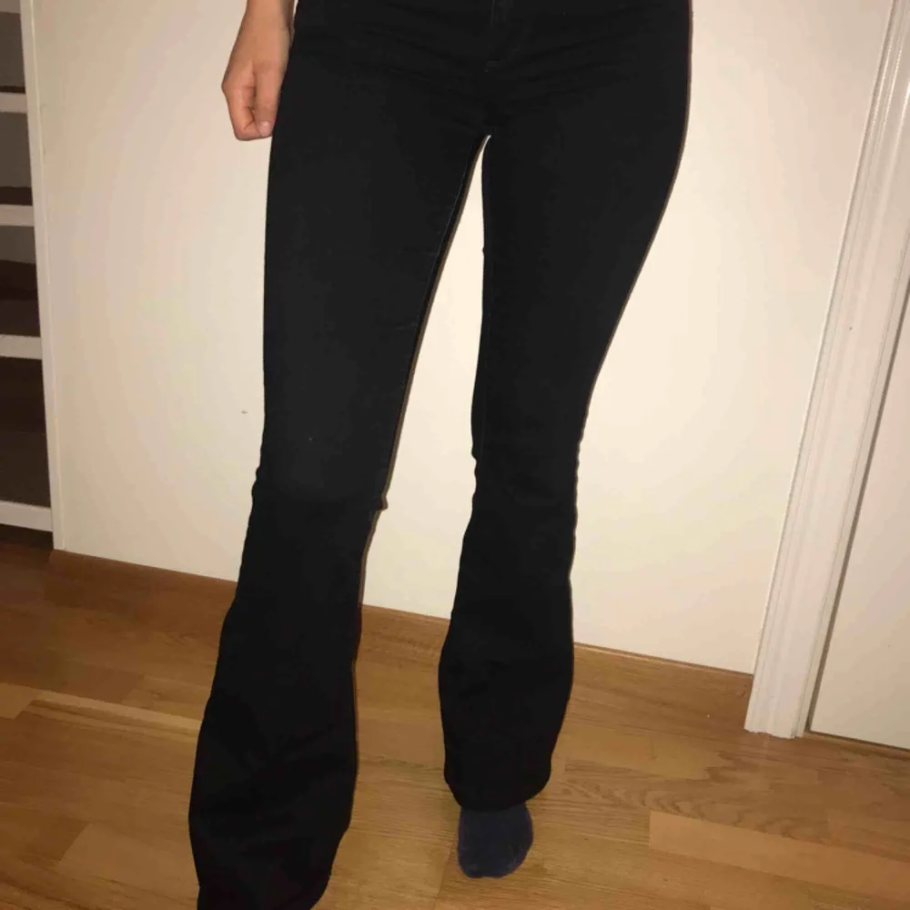 Super sköna bootcut jeans från Bikbok som jag tyvärr inte har någon användning för längre. Köparen står för frakt eller kan mötas upp i Sundsvall 💚. Jeans & Byxor.