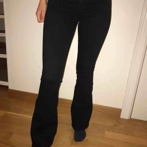  - Super sköna bootcut jeans från Bikbok som jag tyvärr inte har någon användning för längre. Köparen står för frakt eller kan mötas upp i Sundsvall 💚