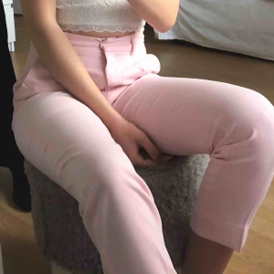  - Säljer dessa superfina rosa kostymbyxor. Priset är exklusive frakt 