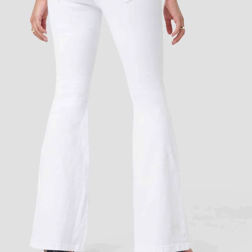 Dr denim vita bootcut jeans, är för stora för mig. . Jeans & Byxor.