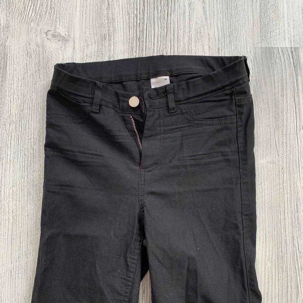 Ett par helt vanliga svarta jeans, aldrig använt i storlek 34/XS , ett lite mer glansigt/ lent material . Jeans & Byxor.