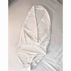  - Halterneck body med djup rygg. Helt oanvänd, köpt här på Plick, prislappen finns kvar. Köpren står för frakten 💫