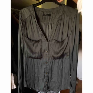  - Mörkgrå silkes blus ifrån vila. Storlek L. Köparen står för frakt 