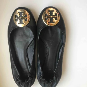  - Nya tory burch ballerina! Endast använda en gång inomhus. Säljer pga för små för mig