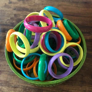  - Vintage plastarmband från 80-talet. Tre armband för 100 SEK. Innermått ca 6.7 cm