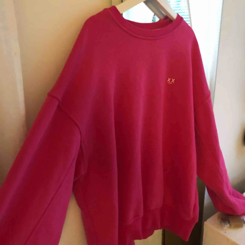 Säljer denna rosa sweatshirten ifrån junkyard, strlk S, (hör av er för intresse)💓🦋💞. Hoodies.