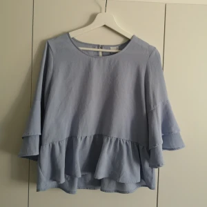  - Superfin ljusblå topp från Ginatricot med volangdetaljer 🌻 i priset ingår frakt! 