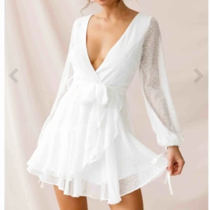  - Helt ny klänning från DMretro i storlek s. Säljs eftersom jag inte returnerade i tid. Fler bilder kan skickas om så önskas! Nypris 799