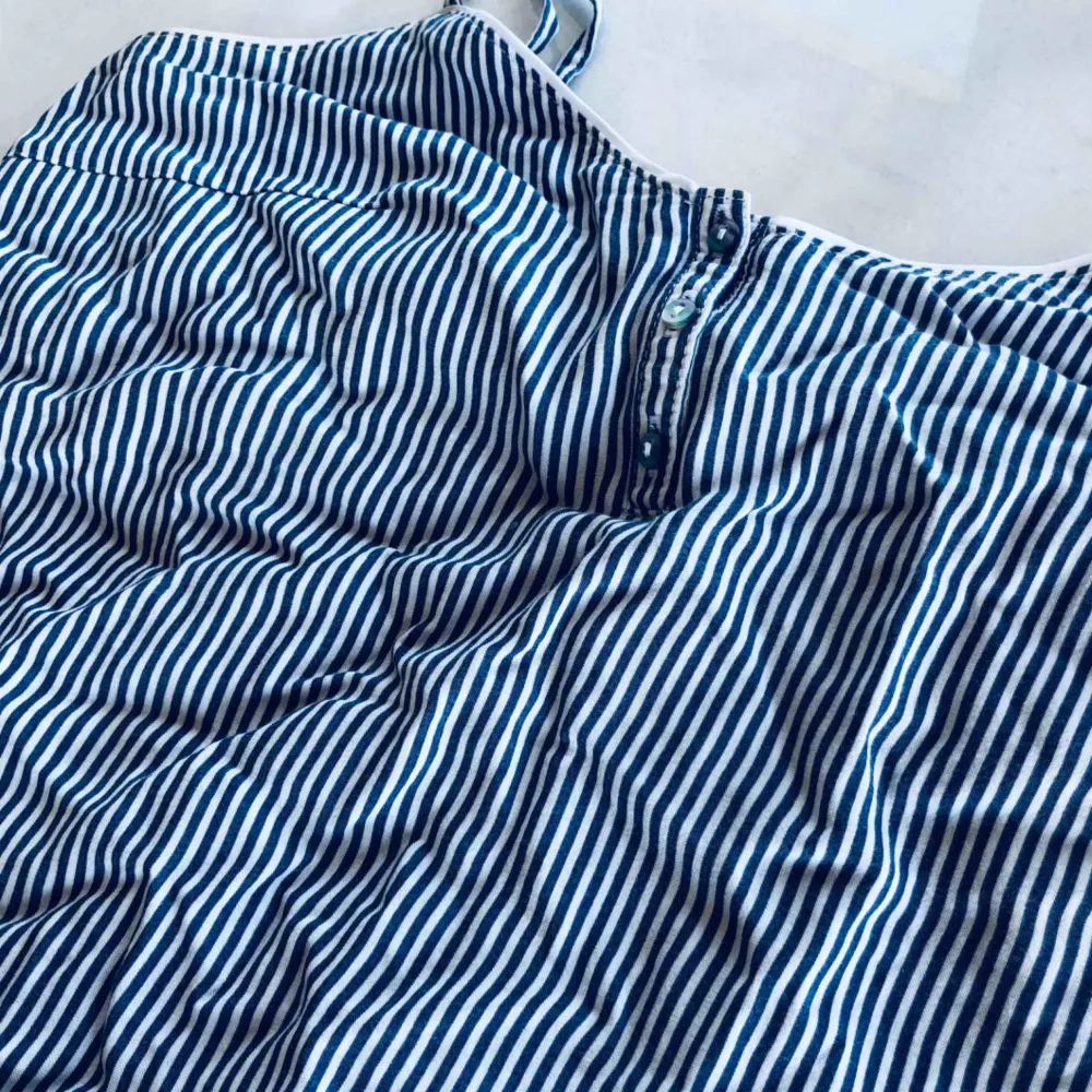 Supersöt pyjamas från H&M, använd 1 gång. Storlek XS och är för liten för mig.. 50 kr + frakt ✨. Toppar.