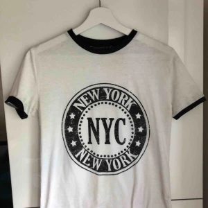  - Vit t-shirt med svart tryck & svarta detaljer. 40 + frakt. 🌸