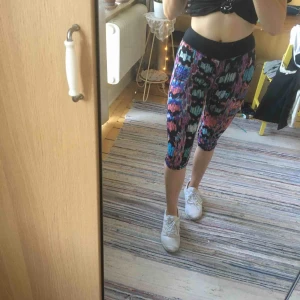  - Träningsbyxor. Snöret som drar ihop midjan har åkt ur men annars i gott skick (och byxorna stannar uppe ändå) sparsamt använda 