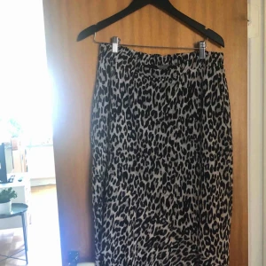  - Leo-kjol från Lindex:) köpt 2hand men aldrig använd. 🐆