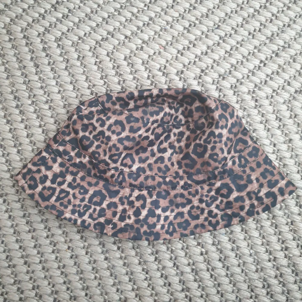 Fin leopard buckethat från Monki. Aldrig använd. Storlek M. Kan skickas annars finns i Malmö! Frakt 18kr . Accessoarer.