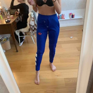  - Så himla sköna adidas byxor, nyskick då de aldrig använts! Lite tjockare i materialet så passar perfekt till när det är kallare ute. Frakten ligger på ca 35 kr men kan även mötas upp i centrala Uppsala