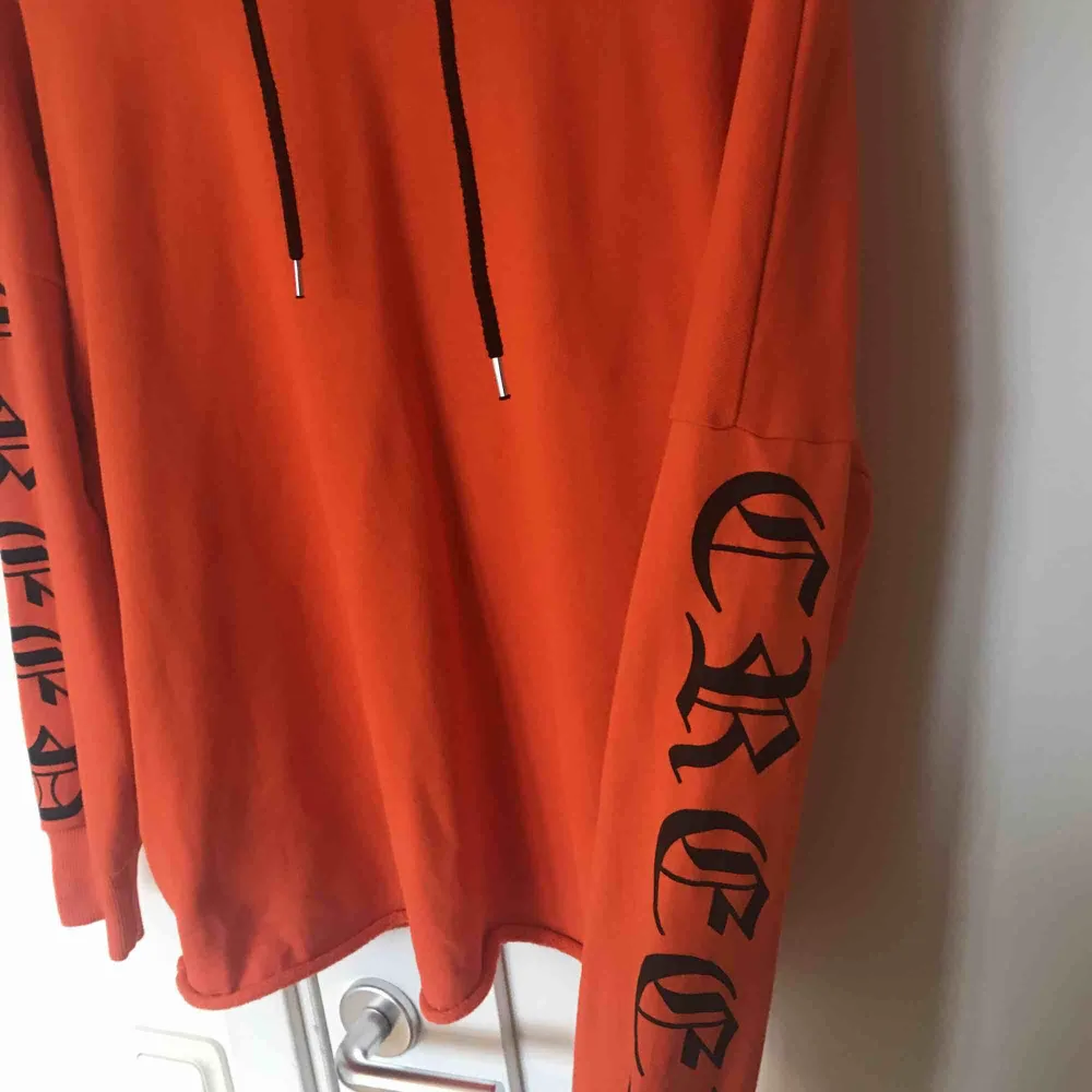 Cool orange hoodie från H&M! Sällan använd🌈. Hoodies.