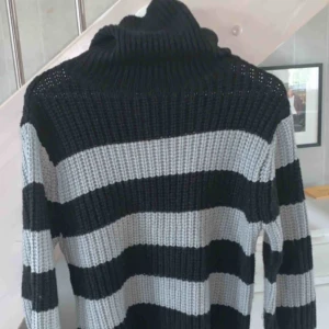  - Tjocktröja från Na-kd med hög krage 