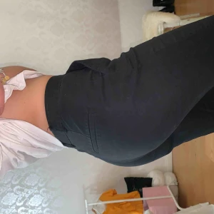  - Kostymbyxor från Lindex, inte använda mycket alls men de har en liten mini vit fläck (se bild 3), annars felfria! Frakten ligger på ca 35 kr men kan även mötas upp i centrala uppsala💘💘