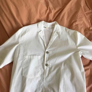  - Luftig oversize skjorta med slag från Mango, storlek S. Endast provad!  🦷🦢🥛⏲🧻🧴