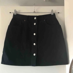  - Snygg kjol köpt second hand, med märket Blue family. Passar en XS-S. Liten färgfläck på bakfickan men ingenting jag själv reagerat på! 