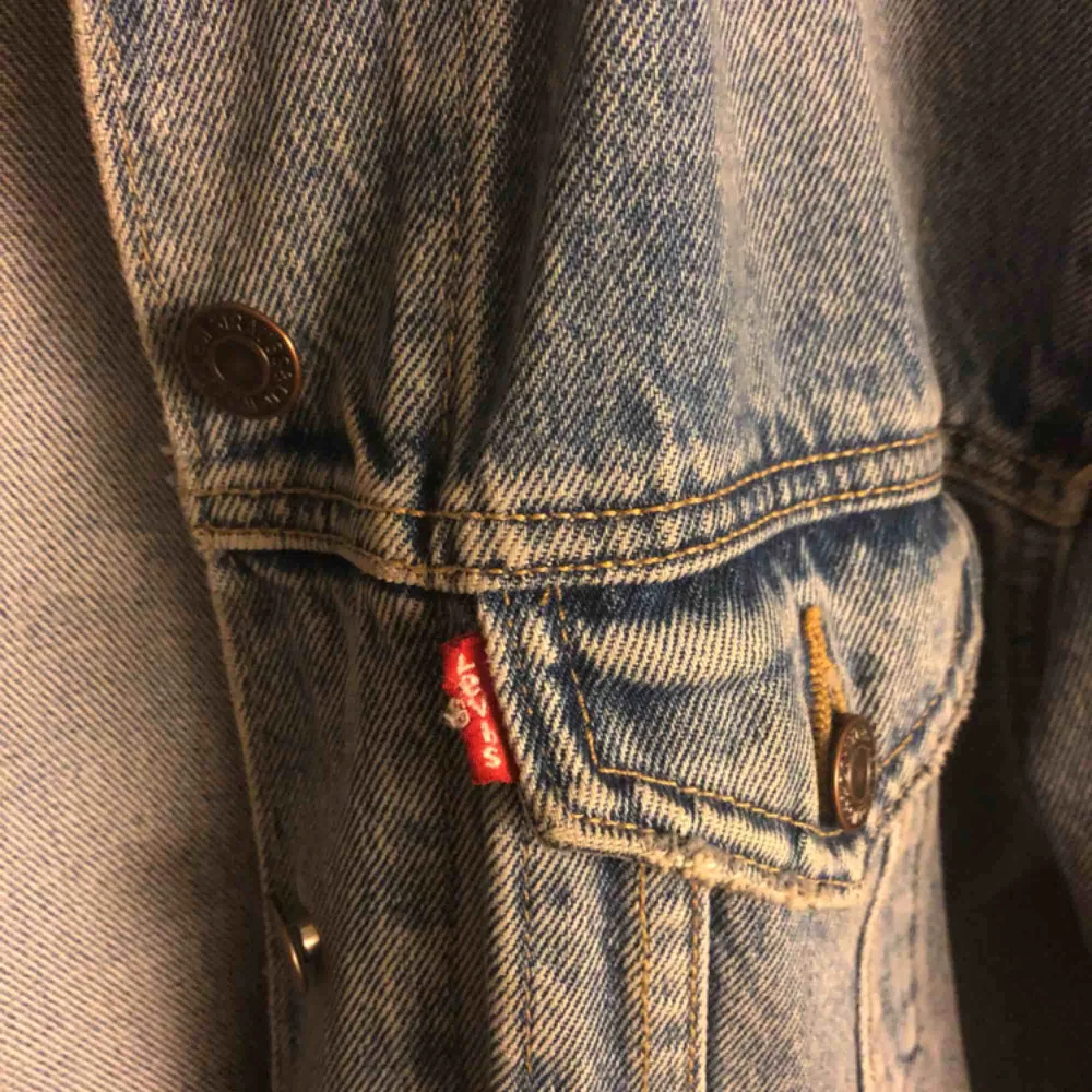 Levis jeansjacka i ljusblå inköpt förra sommaren på levisbutiken. Använd endast ett fåtal gånger, så i väldigt bra skick. Som ny! Inköpspris 1099. Kvitto finns kvar. Är vanligtvis S, men denna är ngt oversize i storlek som den motsvarar en S. . Jackor.